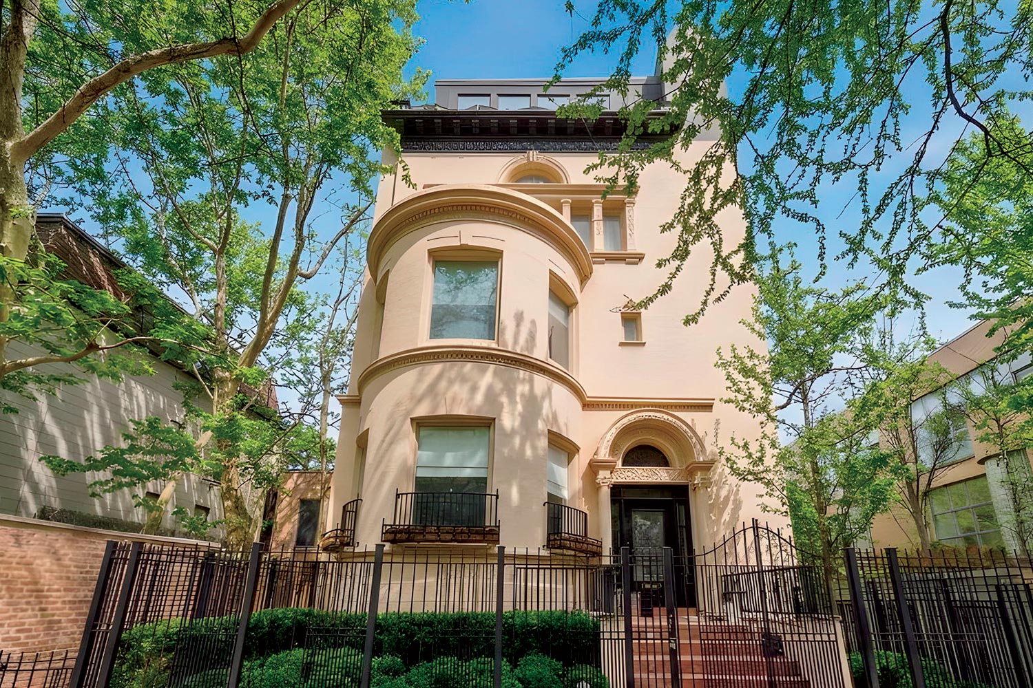 The exterior of 1352 North La Salle Drive
